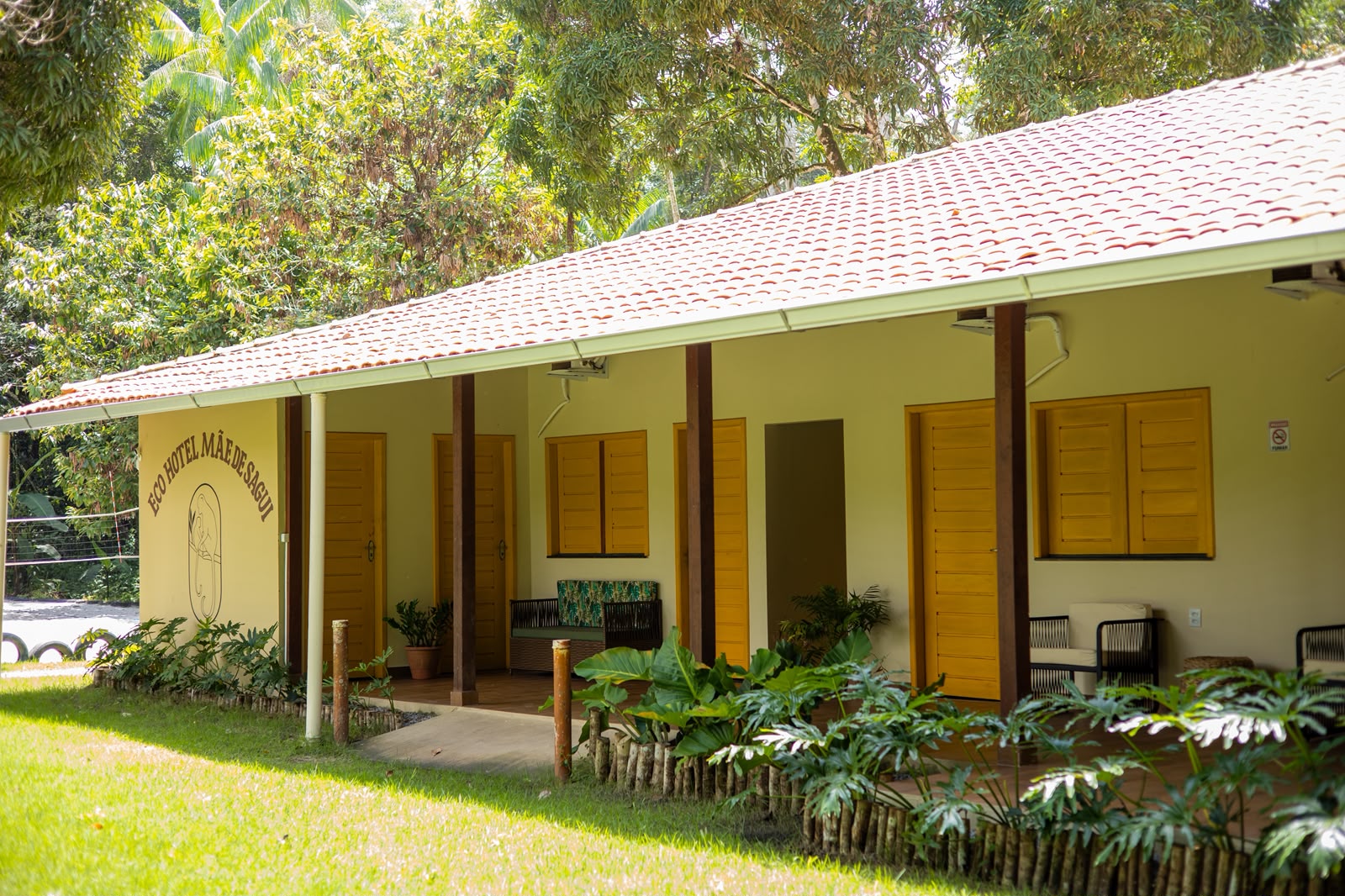 Fachada dos quartos e jardim